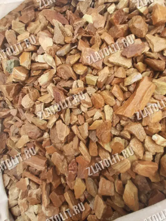 каменная крошка из жёлтого златолита для ландшафта в наличии от производителя